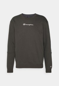 Felpa a maniche lunghe grigia scura con colletto rotondo, con il logo Champion bianco centrato sul petto e un piccolo logo sul polsino sinistro.