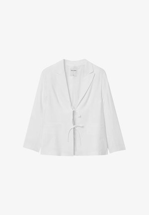 Weißes Blazer aus leichtem Stoff, mit 3/4-Ärmeln, offener Vorderseite und Zugbandverschluss. Verfügt über zwei Vorderaschen für zusätzliche Funktionalität.