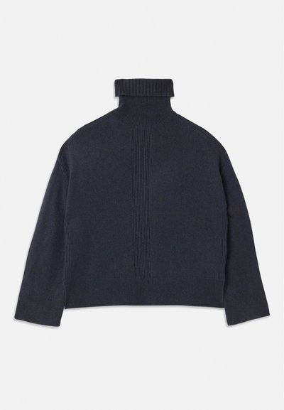 Suéter de cuello alto azul marino con cuello acanalado y textura detallada. Corte holgado, mangas largas y patrones verticales sutiles.