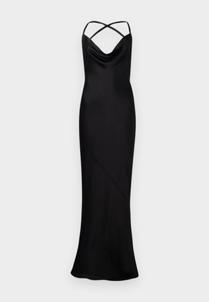 Lunga gonna da sera nera in satin con spalline incrociate e scollatura drappeggiata, silhouette aderente che si estende fino al pavimento.