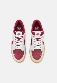 Nike SB FORCE 58 UNISEX - Tenisice - team red/white/summit white/light brown