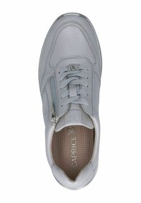 Pelēki ādas sporta apavi ar teksturētu virsmu, ar auklēm un sānu rāvējslēdzēju. Redzama polsterēta apkakle un rakstu ieliktņu. Zīmola logo sānos.
