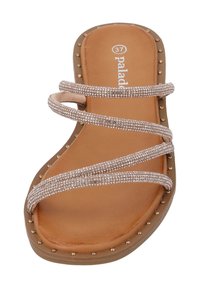 Open-toe sandaal met een bruine faux leren basis, versierd met twee rijen sprankelende strassbanden en decoratieve gouden studs langs de rand.