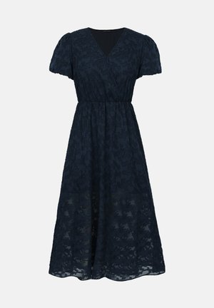 Robe midi bleu marine avec manches courtes bouffantes, col en V, taille ajustée et superposition de dentelle florale sur tissu léger.