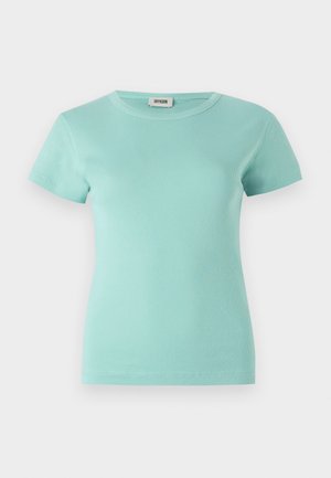 Ανοιχτό γαλάζιο ριμπ κοντομάνικο T-shirt με στρογγυλή λαιμόκοψη. Φτιαγμένο από μαλακό ύφασμα, με εφαρμοστή γραμμή και ελάχιστες σχεδιαστικές λεπτομέρειες.