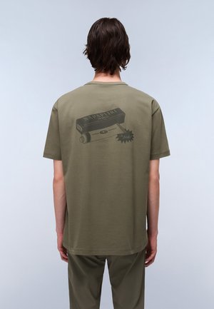 Napapijri BRETBY - Camiseta estampada - tea leaf ga