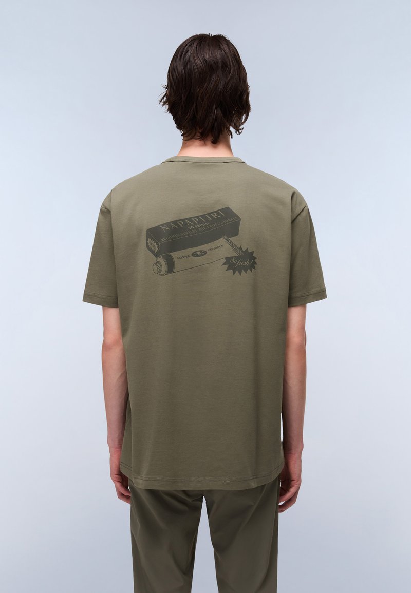 Napapijri BRETBY - Triko s potiskem - tea leaf ga