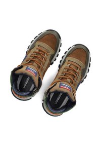 Bruine en olijfgroene wandelschoenen met oranje veters, van geprofileerd suede, rubberen zolen en gewatteerde kragen. Logo zichtbaar op de tong.