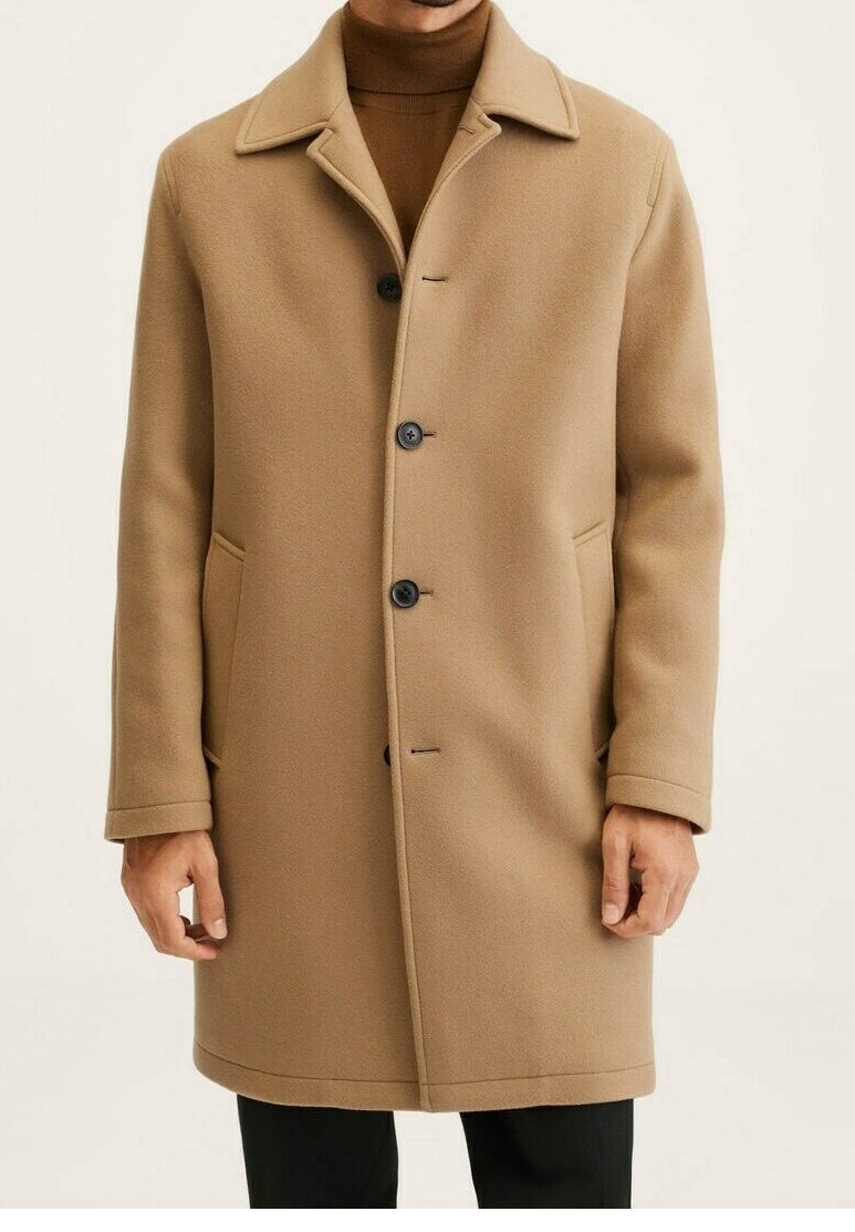 Beige wollen mix overjas met een kraag, vier knopen, zijzakken en een rechte snit, gedragen over een bruine coltrui.