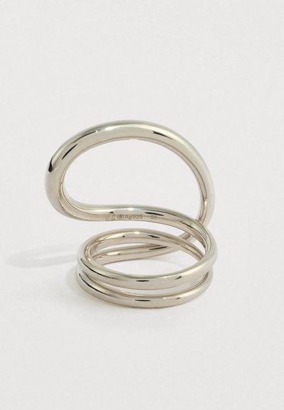 Λεία ασημένια δαχτυλίδι με μοντέρνο, αφηρημένο ανοιχτό σπιράλ σχέδιο σε απλό λευκό φόντο.