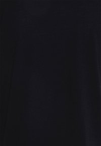 Tessuto di cotone nero con una consistenza liscia e finitura opaca, che mostra sottili variazioni di tonalità e una superficie uniforme senza motivi.