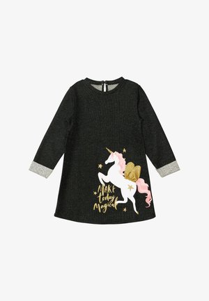 Sort kjole med langeærmer, sølvmanchetter, udstyret med et unicorn grafik, guldtekst og stjernedetaljer. Teksten siger "Gør i dag magisk."