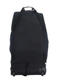 Mochila rodante negra con una superficie texturizada sólida, correas ajustables y dos ruedas en la parte inferior para mayor movilidad. Diseño simple y funcional.