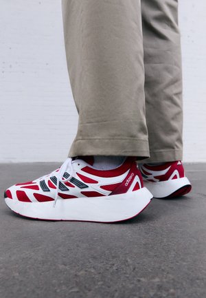 ADIZERO ARUKU UNISEX - Trainers - white/pure ruby/core black