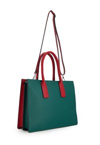 Groene leren handtas met rode handvatten en verstelbare schouderriem, rechthoekige vorm, rechtopstaand op een witte achtergrond.