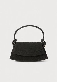 Čierna kabelka so štruktúrovaným dizajnom a textúrovaným povrchom. Má zaoblenú rukoväť a klopový uzáver s hladkým akcentom.