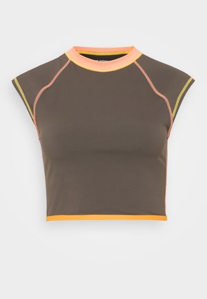 Kuttet atletisk topp i brun stoff med korte ermer. Har kontraststing i oransje, gult og rosa langs kragen og nederkanten.
