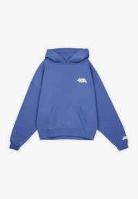 Sudadera azul hecha de material suave. Cuenta con un bolsillo frontal, puños acanalados y un logo blanco en el pecho y la manga. Diseño de sudadera clásica.