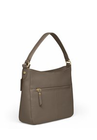 Bolso de mano de piel marrón con un acabado texturizado, una correa sencilla, herrajes en dorado y un bolsillo con cremallera en la parte delantera. Con forma ligeramente acentuada.