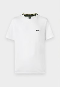 T-shirt en coton blanc avec un col rond, orné d'une bande logo noire et verte, et d'un petit logo "BOSS" noir sur la poitrine.