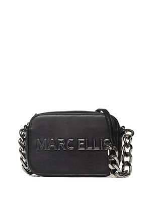 Schwarze Leder-Umhängetasche mit Kettenriemen, mit geprägtem "MARC ELLIS"-Logo auf der Vorderseite. Rechteckige Form, glatte Textur.