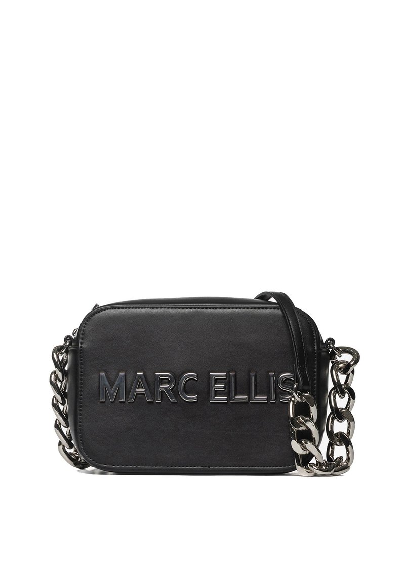 Borsa a tracolla in pelle nera con strap a catena, con logo "MARC ELLIS" embossato sulla parte anteriore. Forma rettangolare, texture liscia.