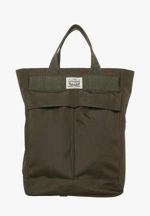 Oliwkowa torba na zakupy z dwoma uchwytami, przednią kieszenią z klapką oraz naszywką z logo Levi Strauss & Co. umieszczoną centralnie nad kieszenią.