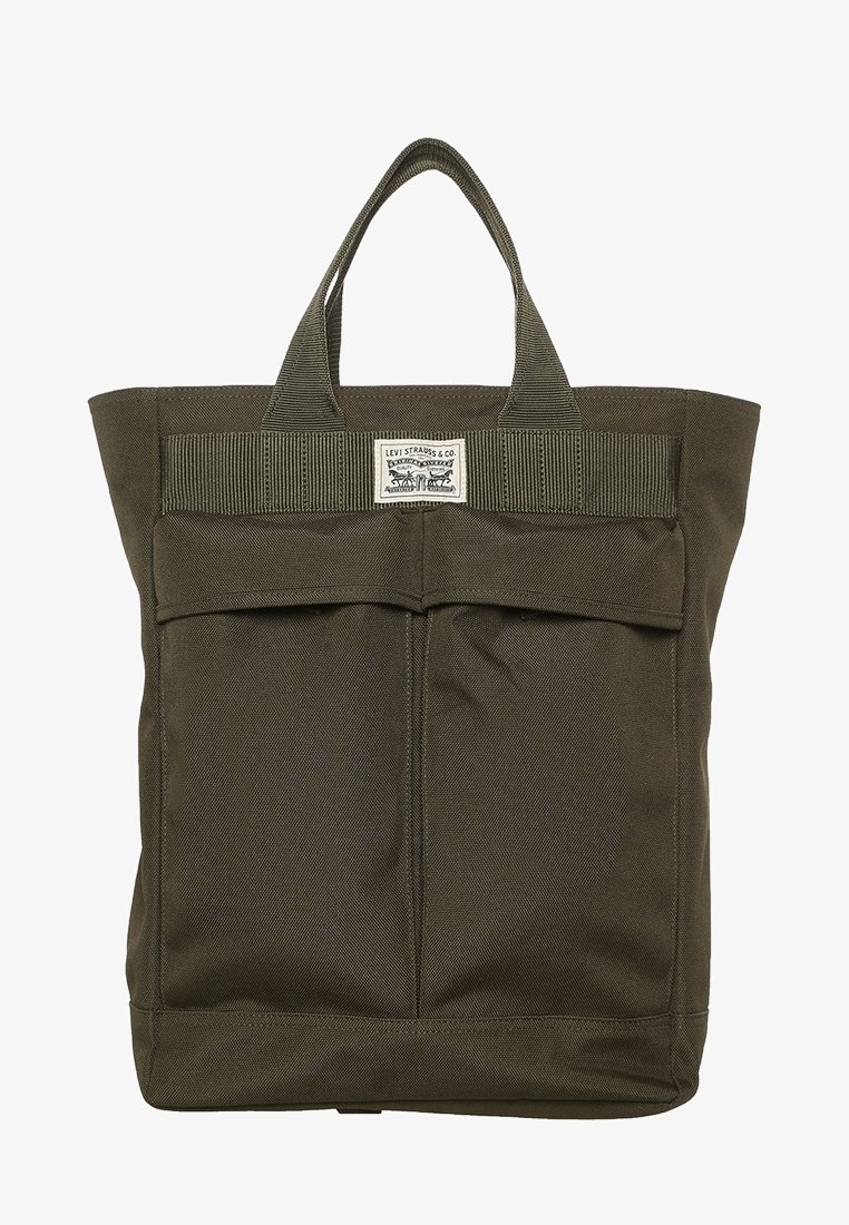 Sac cabas vert olive avec deux anses, poche avant à rabat et patch logo Levi Strauss & Co. centré au-dessus de la poche.