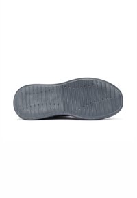 Suela de zapato de goma gris con un patrón de banda de rodadura texturizado, que presenta líneas horizontales y surcos en forma de olas para mayor tracción. Diseño y material limpios.