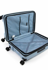 Skládací kufr v světle modré barvě, s dvojitými zipy, dvěma vnitřními kapsami a síťovaným oddílem. Černé akcenty a kola zvyšují funkčnost.
