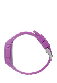 Reloj de silicona morado con una esfera rectangular, dos botones laterales y un cierre de metal; textura suave y bordes redondeados.
