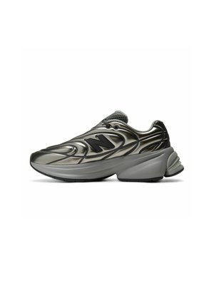 Metallisk sølv og sort New Balance sneaker med tyk sål og skulpturelt design vist fra siden på hvid baggrund.