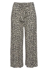 Vida byxor med svarta och beige ojämna fläckar, hög midja och tygbälte knutet i en rosett fram.