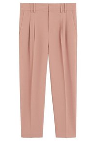 Pantalones plisados de un suave tono rosa claro, confeccionados en una tela suave, con corte recto y dos bolsillos frontales. Incluyen pasa cinturas en la cintura.