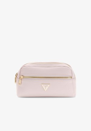 Borsa cosmetica rettangolare rosa chiaro con cerniere dorate e logo triangolare Guess in oro sulla tasca frontale.