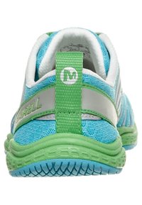 Zapatilla deportiva en azul claro y verde con una parte superior de malla texturizada, cuello acolchado y una notable pestaña verde en el talón con el logotipo.