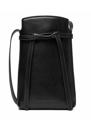 Czarna skórzana torba crossbody z regulowanym paskiem, detalem wiązania na przodzie oraz tłoczonym logo "GINO ROSSI" na dolnej części przedniej.