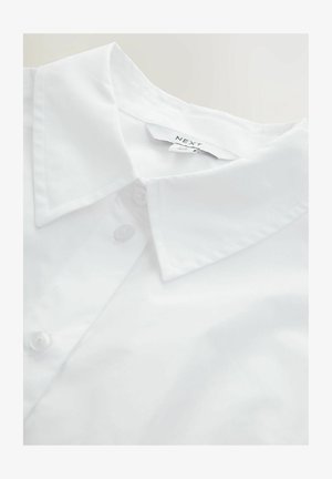 Weißes Hemd mit Kragen aus glattem Stoff. Mit einer Knopfleiste und einem sichtbaren Etikett mit "NEXT". Sauberes, minimalistisches Design.