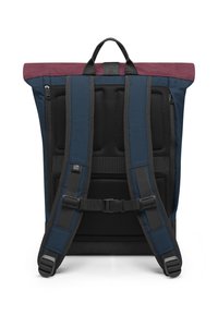 Hátizsák tengerészkék és bordó színkombinációval, kettős hálós párnázott pántokkal, állítható csattal és városi dizájnnal ellátott texturált anyaggal.