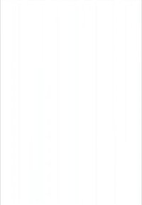 Két férfi, az egyik zöld dzsekiben, a másik kék dzsekiben, étkezésre készül egy asztalnál ülve, amelyen tálcákon ételek vannak.