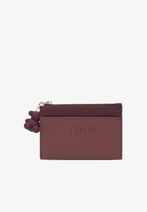 Mały, teksturowany brązowy skórzany portfel na karty z wytłoczonym logo "TOUS" i suwakiem w kształcie misia.