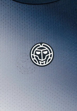 Blauer, perforierter Stoff mit einem zentrierten, kreisförmigen schwarz-weißen stilisierten Gesichts-Emblem.