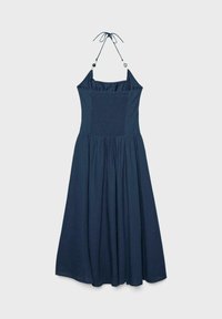 Robe bleu marine à encolure licou avec jupe froncée, panneau de corsage smocké et détails de perles sur les bretelles.