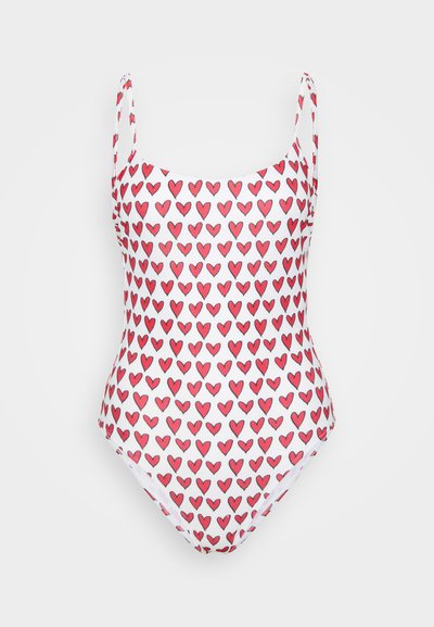 Maiô de uma peça em tecido branco com um padrão de corações vermelhos. Possui alças finas e um corte clássico, adequado para vários tipos de corpo.