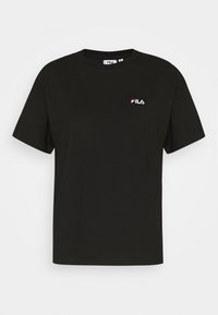 Svart bomulls t-shirt med rund hals, korta ärmar och en liten röd och vit "FILA"-logga på bröstet. Enkel design, avslappnad passform.