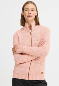 Šviesiai rožinė zip-up džemperis su aukšta apykakle, braižyta rankogaliais ir apačia. Pagamintas iš tekstūruoto megztinio audinio, su mažo prekinio ženklo žymele netoli apačios.