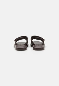 MICHAEL Michael Kors SUKI FLAT SLIDE - Papuci - brown