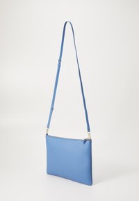 Borsa a tracolla blu in pelle con superficie testurizzata, forma rettangolare, profilo sottile, tracolla regolabile e chiusura con cerniera superiore.