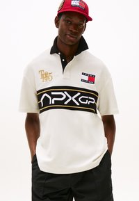 Tommy Hilfiger F1 MOVIE RACE DAY GRAPHIC POLO - Polo krekls - ivory/black