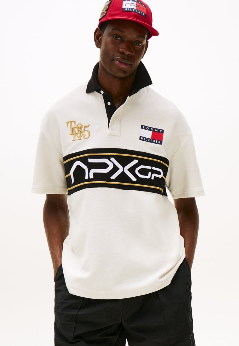 Tommy Hilfiger F1 MOVIE RACE DAY GRAPHIC POLO - Polo krekls - ivory/black